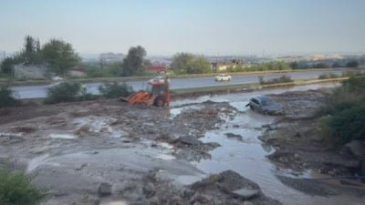 Hatay'da aşırı yağış hayatı durma noktasına getirdi: Araçlar yolda kaldı, ulaşım kapandı