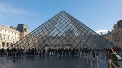 Fransa'da Louvre Müzesi'nden tarihi eser çalan hırsızlar aranıyor