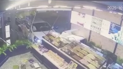 Pendik'te fenalaşan sürücü, aracıyla dükkana girdi