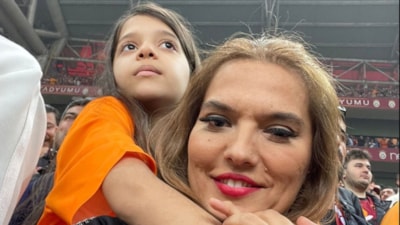 Demet Akalın'ın kızı annesinin sahnesinde! Arkadaşlarıyla dans etti