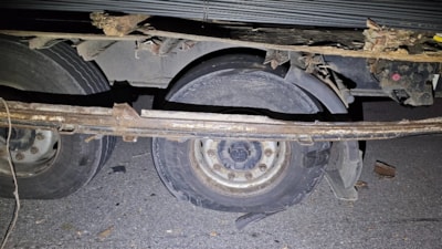 Sakarya'da tır şoförü, lastik değiştirirken başka tırın altında kalarak can verdi