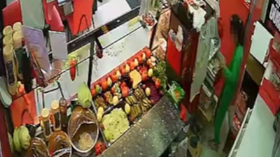 Bursa'da kadınlar çocuğa dükkandaki kasayı soydurdu