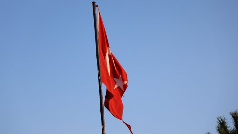 Aydın'da yırtık Türk bayrağı tepki çekti