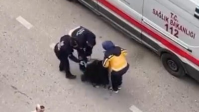 Bursa'da bir kadın yolun ortasına yatıp sinir krizi geçirdi