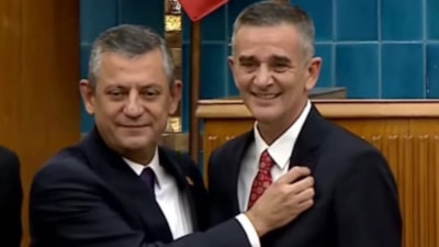 Ümit Dikbayır CHP'ye katıldı: Rozeti Özgür Özel taktı