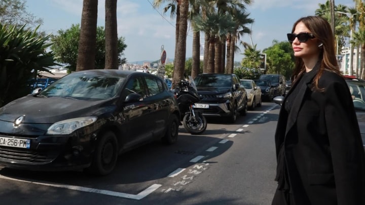 Eşref'in Rüya'sı Demet Özdemir'in Cannes tarzını yabancı modacılar da beğendi