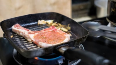 Şeflere göre demir döküm tavada asla pişirmemeniz gereken 4 yiyecek