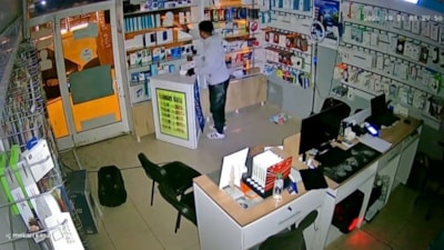 Elazığ'da pişkin hırsız kameraya yakalandı: Telefoncudan seçerek malzeme çaldı