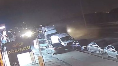 İstanbul'da kontrolden çıkan TIR park halindeki araçları biçti