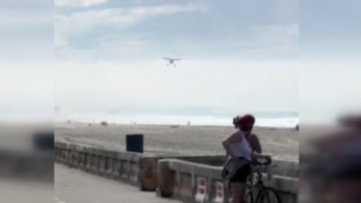 ABD'de motoru duran pervaneli uçak, sahile acil iniş yaptı