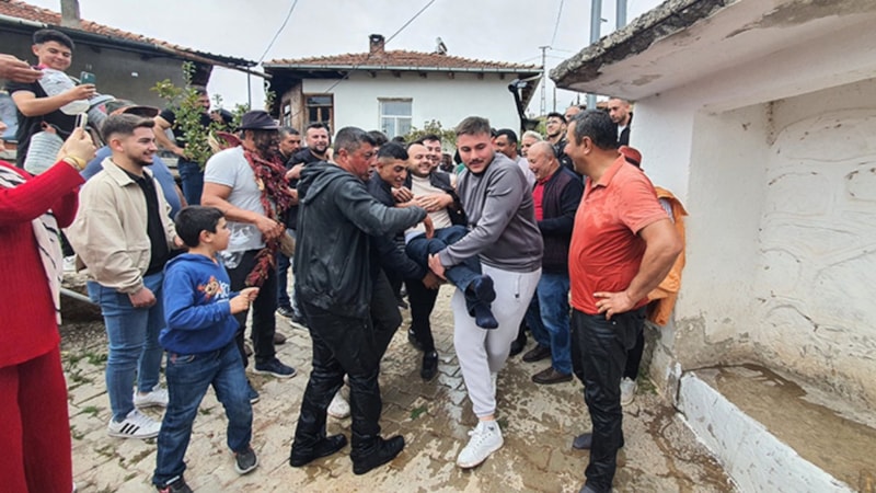 Manisa'da düğünlerde ilgisiz akrabayı ıslatan mahalle