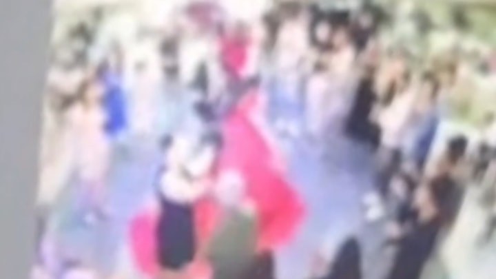 Adana'da kına gecesinde avize düştü: Pistte dans eden gelin ölümden döndü