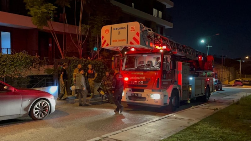 İzmir’de apartman dairesinde yangın: Mahsur kalan 4 kişi kurtarıldı