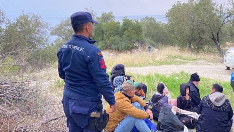İzmir'de 128 düzensiz göçmen yakalandı