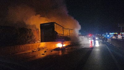 Yalova'da konserve yüklü tır, alev alev yandı