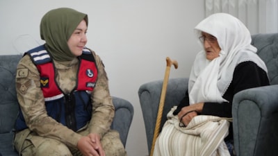 Bayburt'ta yaşayan 97 yaşındaki vatansever kadına jandarma ziyareti