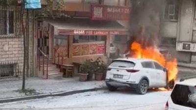 İstanbul'da park halindeki bir araçta yangın çıktı