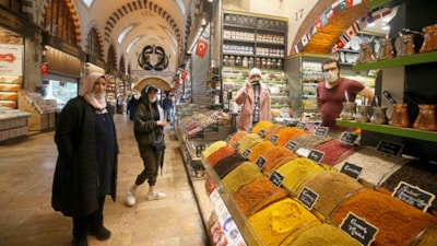 İstanbul'da esnafa yeni yasaklar: Israr, ikram, temas...