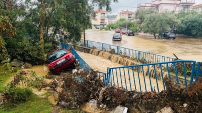 İzmir sele teslim: Foça'da caddeler sular altında kaldı