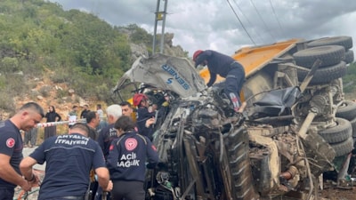 Antalya'da freni boşalan kum yüklü kamyon dehşet saçtı: 1 ölü