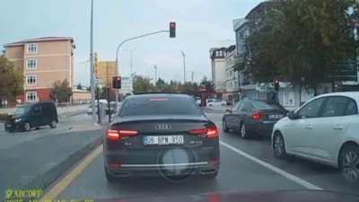 Ankara'da yolun karşısına geçen kadına otomobil çarptı