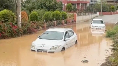 İzmir'de sel felaketinde cadde ve sokaklar sular altında kaldı