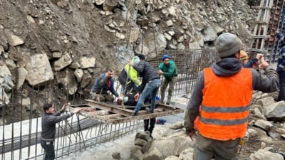 Rize'de duvar inşaatında kalıp çöktü: 5 işçi yaralandı