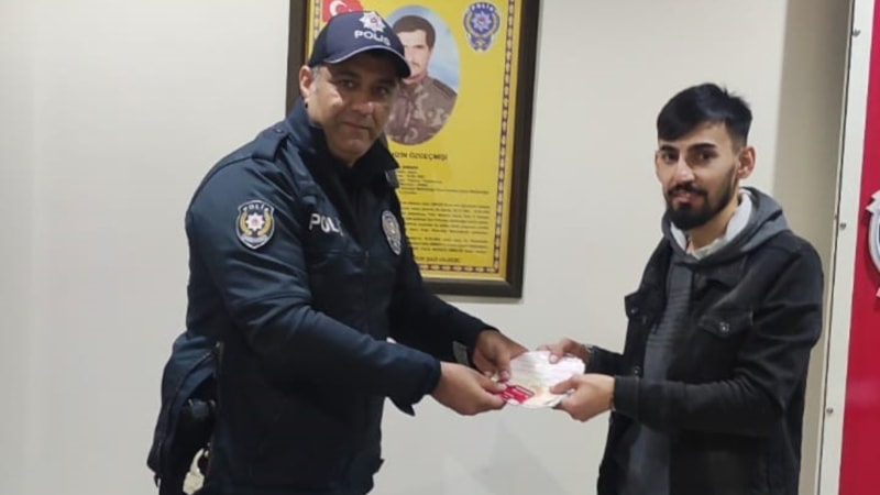 Siirt'te ATM'de bulduğu parayı ve kartı sahibine teslim etti