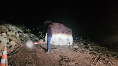 Kastamonu'da heyelan tehlikesi olan bölgede dağdan düşen kaya yolu ulaşıma kapattı