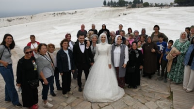 Denizli'de düğün çekimi yapan çifte, turistler takı taktı