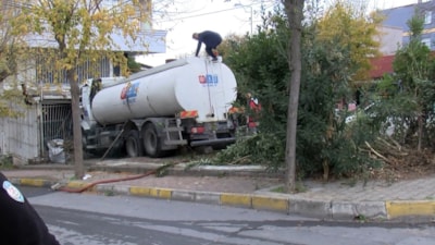 İstanbul'da park halindeki su tankeri kayarak iş yerine girdi