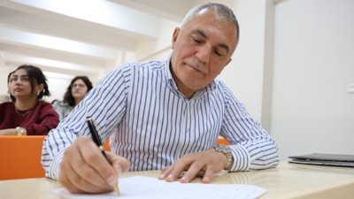 Aksaray'da 58 yaşındaki dede, üniversitede torunuyla beraber eğitim görüyor