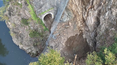 Karabük'te heyelan ulaşımın aksamasına neden oldu: Demir yolu kapandı