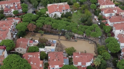 İzmir Foça'da sokaklar çamur deryasına döndü
