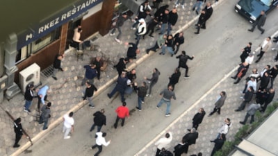 Elazığ'da iki grup, sokak ortasında birbirine girdi