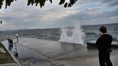 İstanbul'da fırtına: Dalgalar sahilleri dövdü