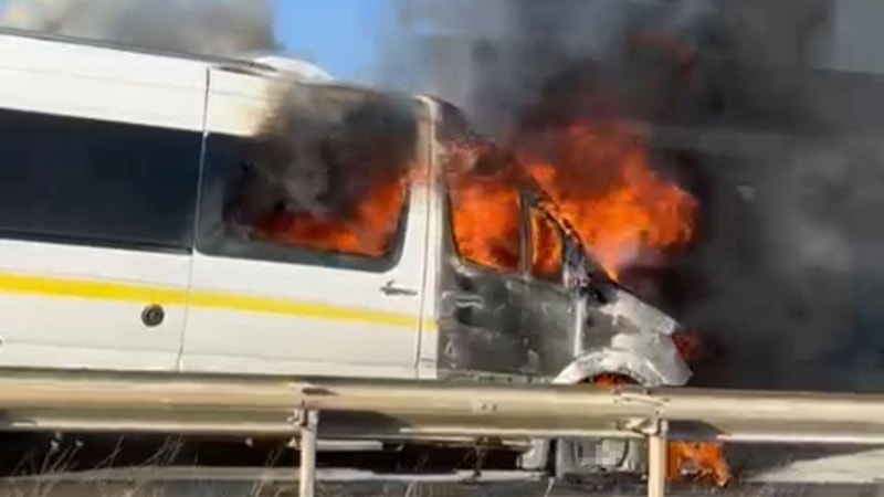 Adana'da öğrenci servisine çarpan motosikletin sürücüsü öldü