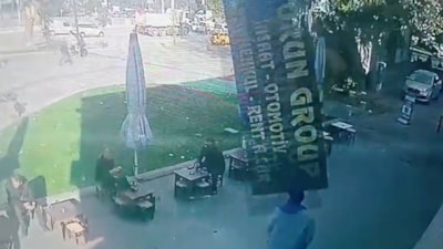 Bursa'da 2 kişi tabelanın altında kalmaktan son anda kurtuldu