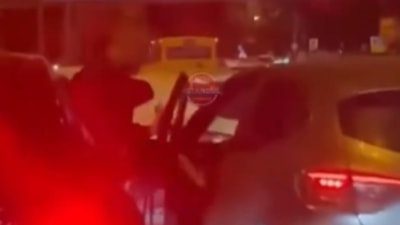 İstanbul'da trafikte dehşet anları: Kadın sürücüye yumruklarla saldırdı