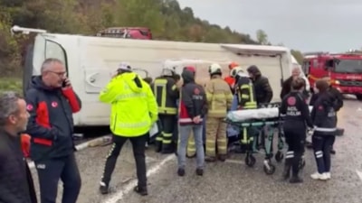 Bartın'da feci kaza: Devrilen işçi servisinde bir kişi hayatını kaybetti