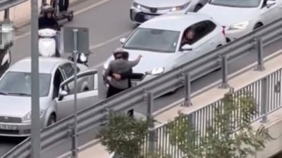 İstanbul'da sürücülerin tartışması sopalı kavgaya dönüştü