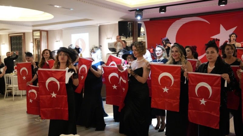 Bursa'da su yok, Cumhuriyet balosu var