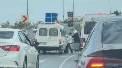 İstanbul'da trafikte şoförüyle tartıştıkları minibüse sopa ve kaskla saldırdılar