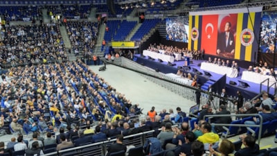 Fenerbahçe'de taşınmazlar üzerinde yönetime yetki veren maddeler kabul gördü