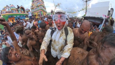 Hindistan'da inek dışkısı festivaline katılan YouTuber'ın o anları kamerada