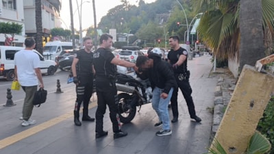 Antalya'da baygın halde bulunan şahıs, polisleri görünce elini öptü