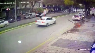 Sakarya'da otomobilin çarptığı kadın metrelerce savruldu