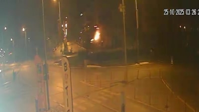 Denizli'de aşırı hızlı otomobil kavşağa uçarak girdi: Kaza anı kamerada