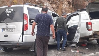 Artvin'de zincirleme trafik kazası: 3 araç çarpıştı
