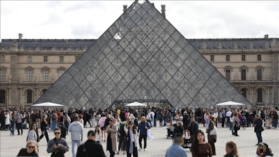 Fransa'da Louvre Müzesi'ndeki bazı mücevherler merkez bankasına taşındı
